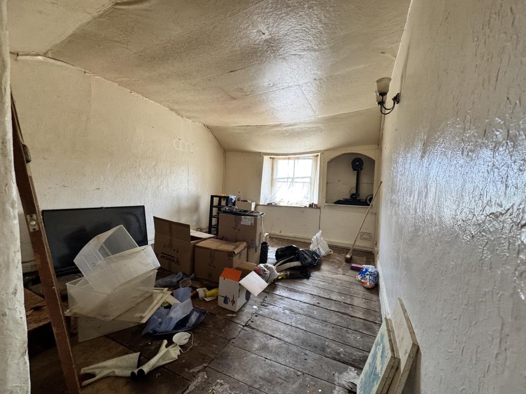 Lot: 14 - COMMERCIAL PREMISES WITH ONE-BEDROOM MAISONETTE - Sitting room
